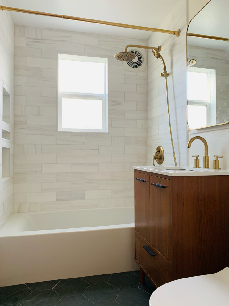 Idéer för att renovera ett badrum, med bruna skåp, ett fristående badkar, en dusch/badkar-kombination, en toalettstol med hel cisternkåpa, vit kakel, mosaikgolv, grått golv och dusch med duschdraperi
