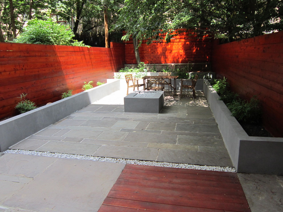 Photo of a contemporary garden in New York.