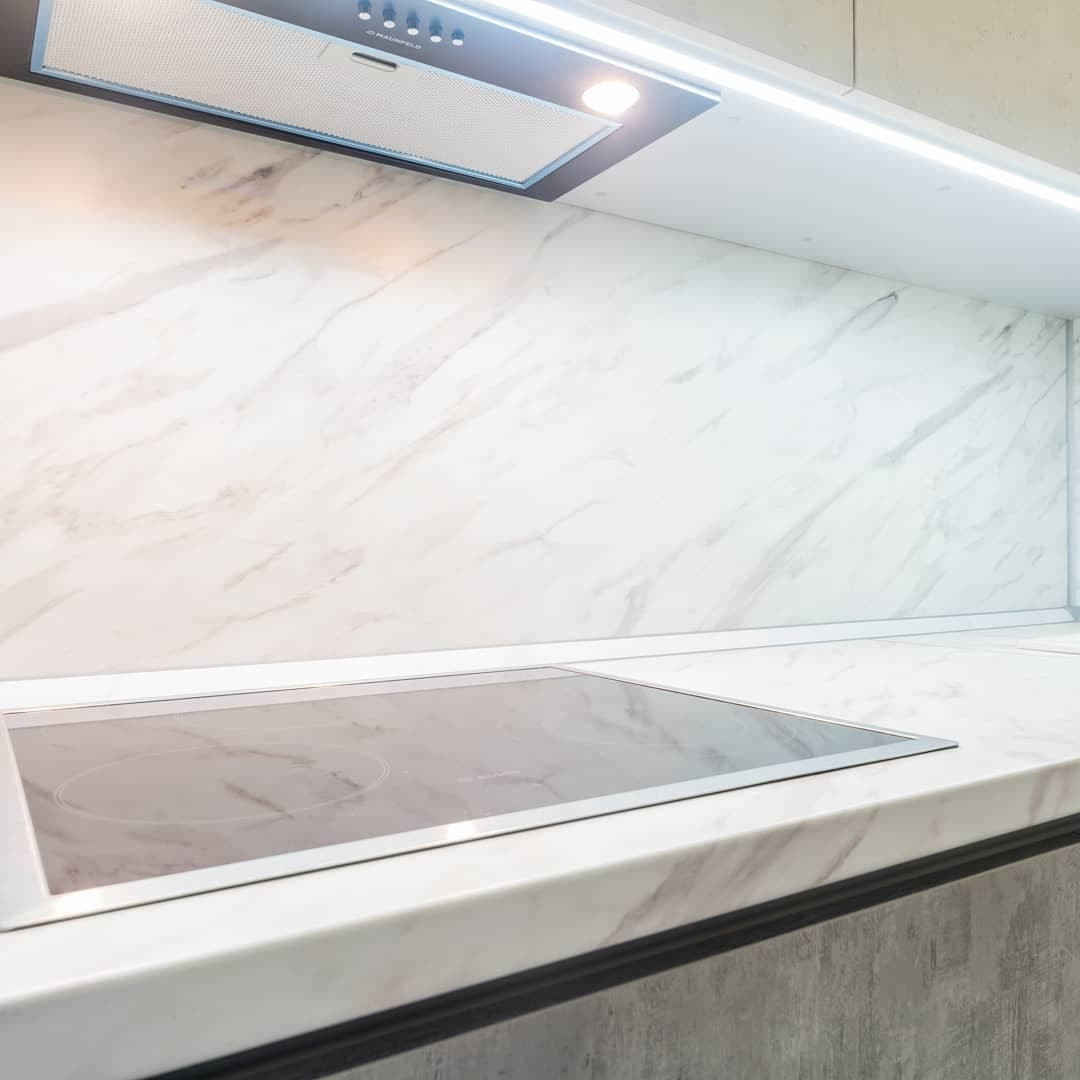 Серая угловая кухня с экстраматовыми фасадами