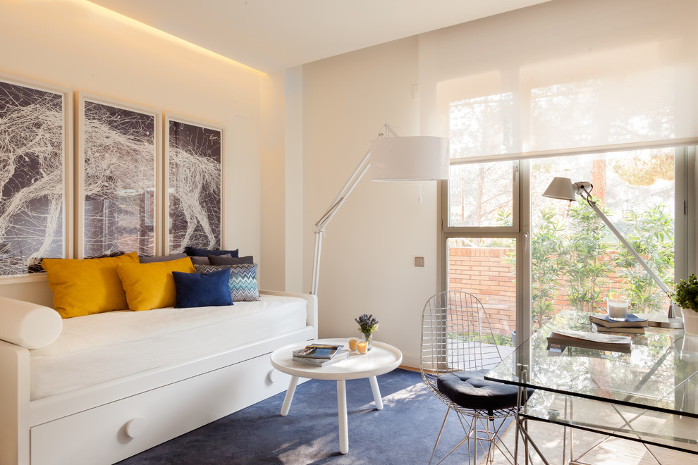 Inspiration för ett litet eklektiskt hemmabibliotek, med beige väggar, ljust trägolv och ett fristående skrivbord