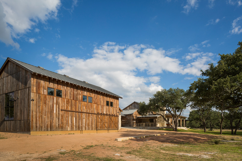 Mountain style home design photo in Austin