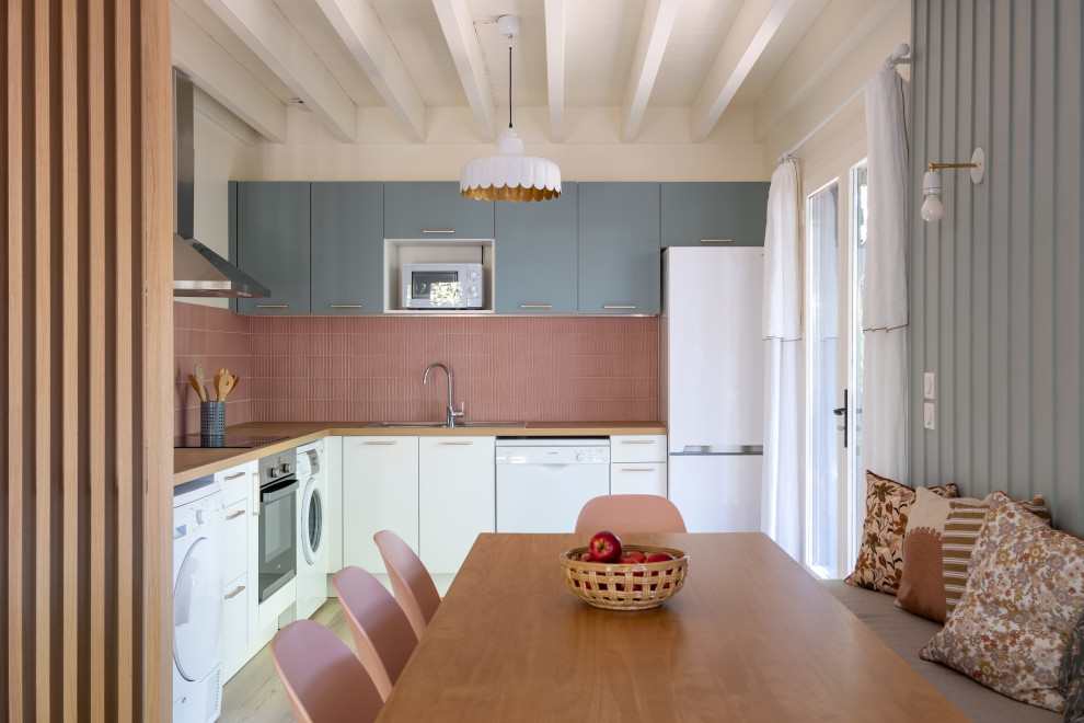 Idées déco pour une cuisine américaine en L de taille moyenne avec un placard à porte plane, des portes de placard bleues, un plan de travail en bois et aucun îlot.