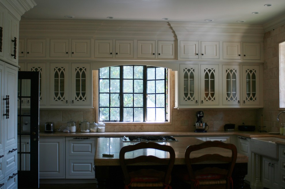 Design ideas for a traditional kitchen in Huntington.