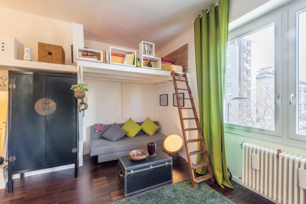Foto di un piccolo soggiorno contemporaneo aperto con pareti bianche, parquet scuro e pavimento marrone