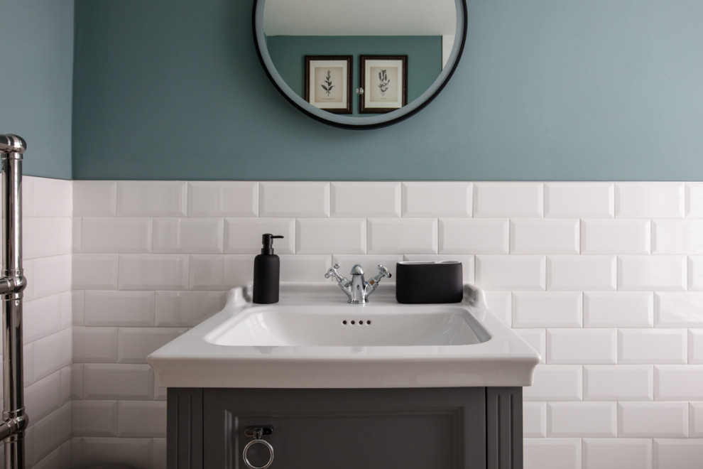 На фото: маленькая ванная комната: освещение в викторианском стиле с фасадами с выступающей филенкой, серыми фасадами, открытым душем, инсталляцией, белой плиткой, плиткой кабанчик, зелеными стенами, полом из керамогранита, душевой кабиной, консольной раковиной, столешницей из искусственного камня, серым полом, открытым душем, белой столешницей, тумбой под одну раковину и напольной тумбой для на участке и в саду