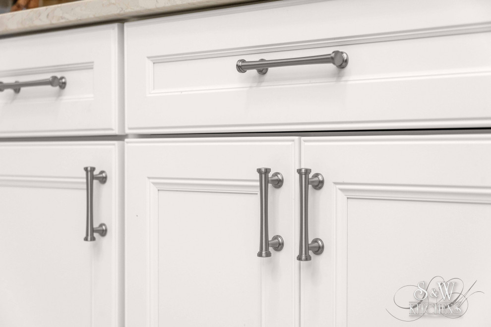 Kitchen - transitional kitchen idea in Orlando