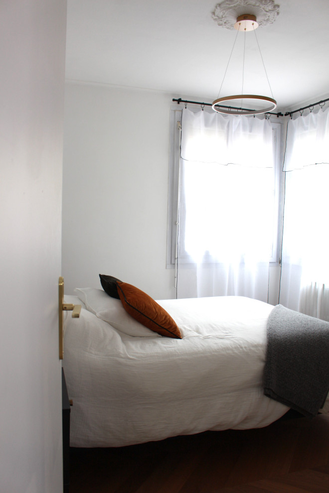 Kleines Klassisches Hauptschlafzimmer ohne Kamin mit weißer Wandfarbe, braunem Holzboden und beigem Boden in Paris