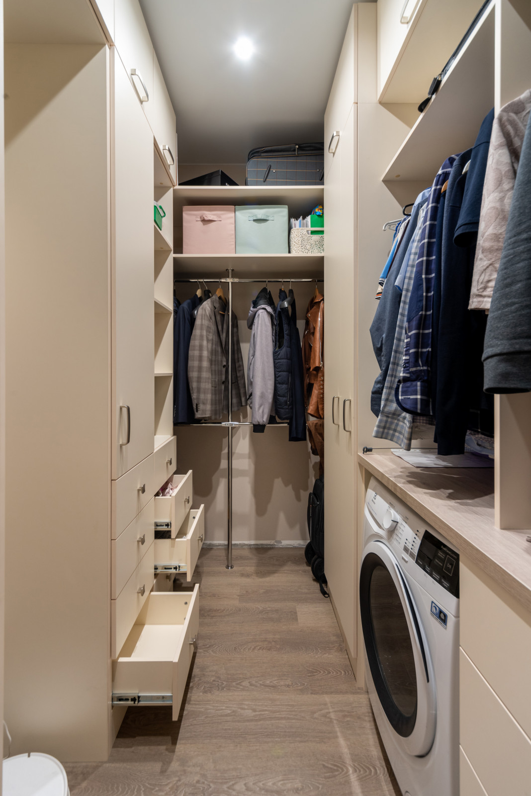 Красивая кухни и вместительная гардеробная