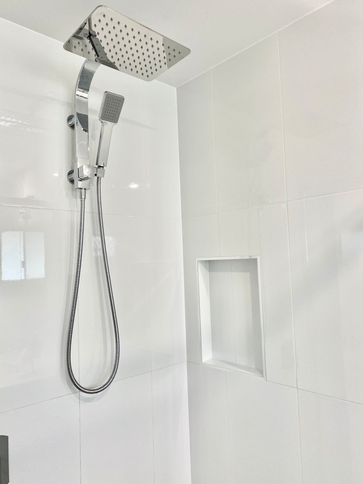 Contemporary bathroom in Brisbane.