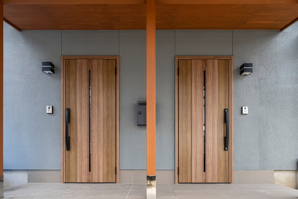 На фото: входная дверь в современном стиле с одностворчатой входной дверью и входной дверью из дерева среднего тона с
