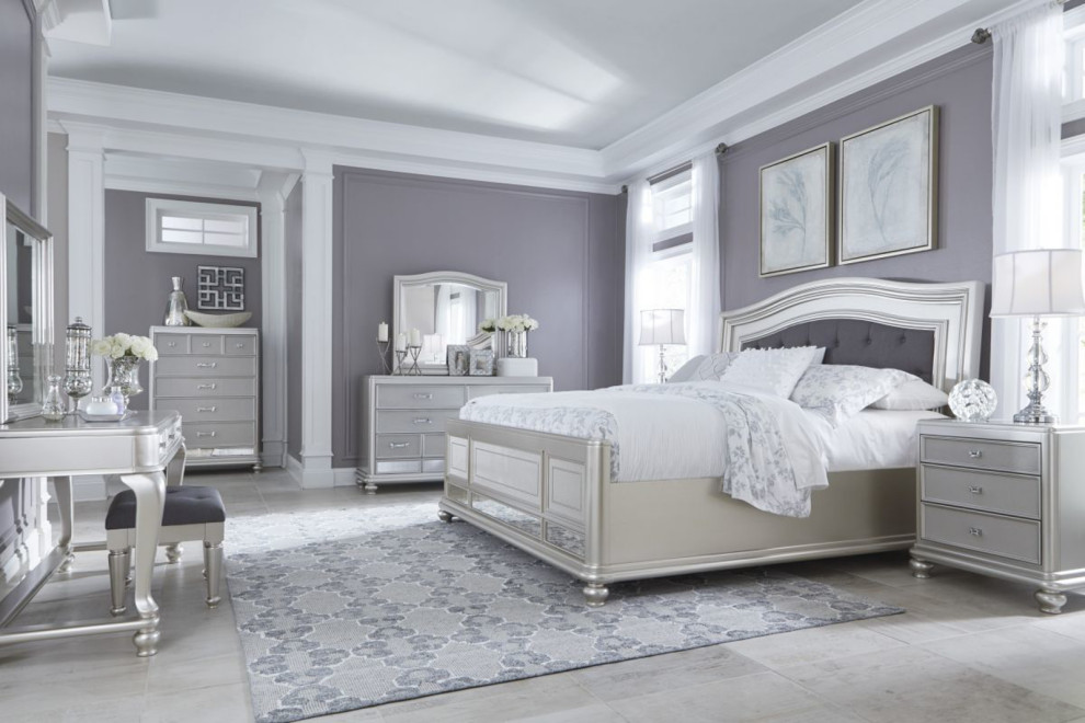 Modelo de dormitorio principal actual de tamaño medio sin chimenea con paredes púrpuras, suelo de baldosas de cerámica y suelo multicolor