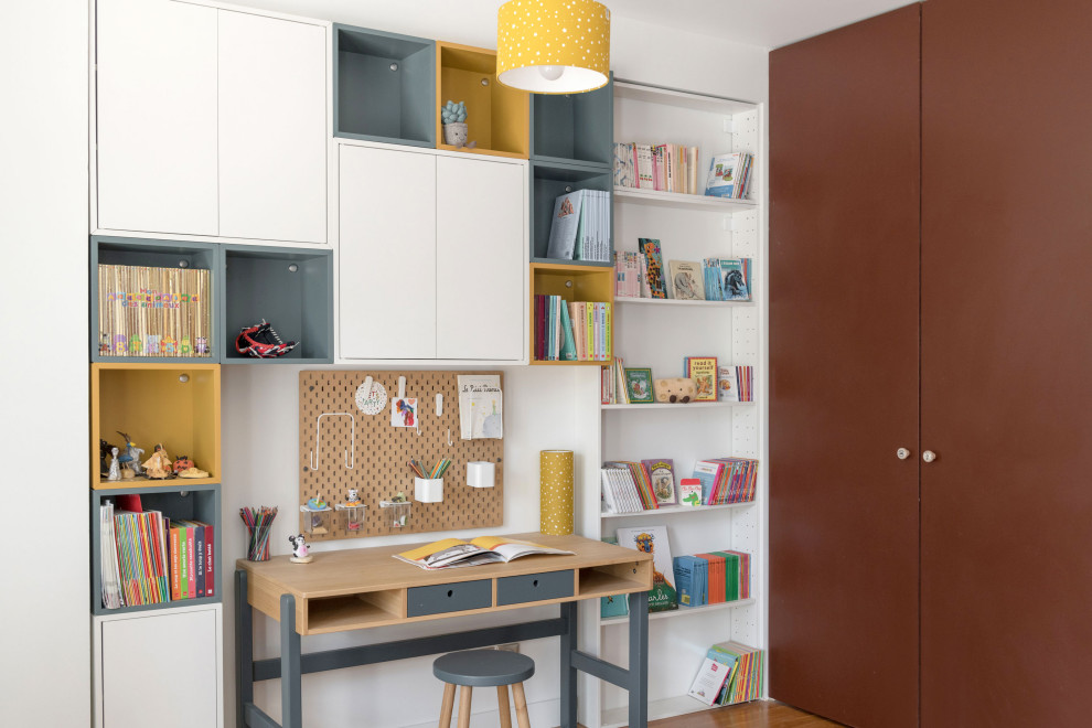 Large scandinavian children’s room for boys in Lyon with brown walls, laminate floors and beige floors.
