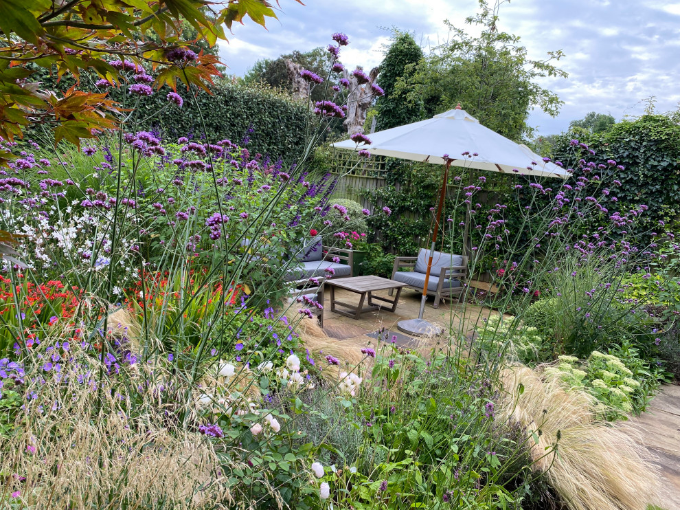 Mittelgroßer Moderner Garten hinter dem Haus, im Sommer mit direkter Sonneneinstrahlung und Natursteinplatten in London