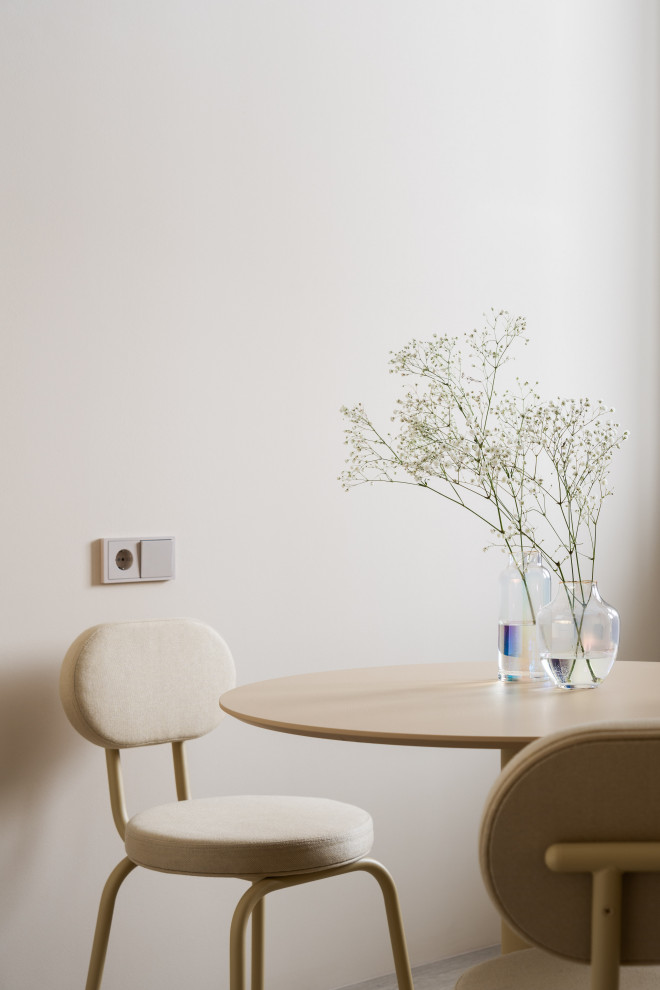 Cette image montre une petite salle à manger ouverte sur le salon design avec un mur beige, un sol en vinyl, aucune cheminée et un sol gris.