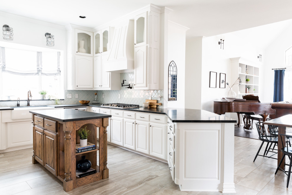 Example of a classic kitchen design in Dallas