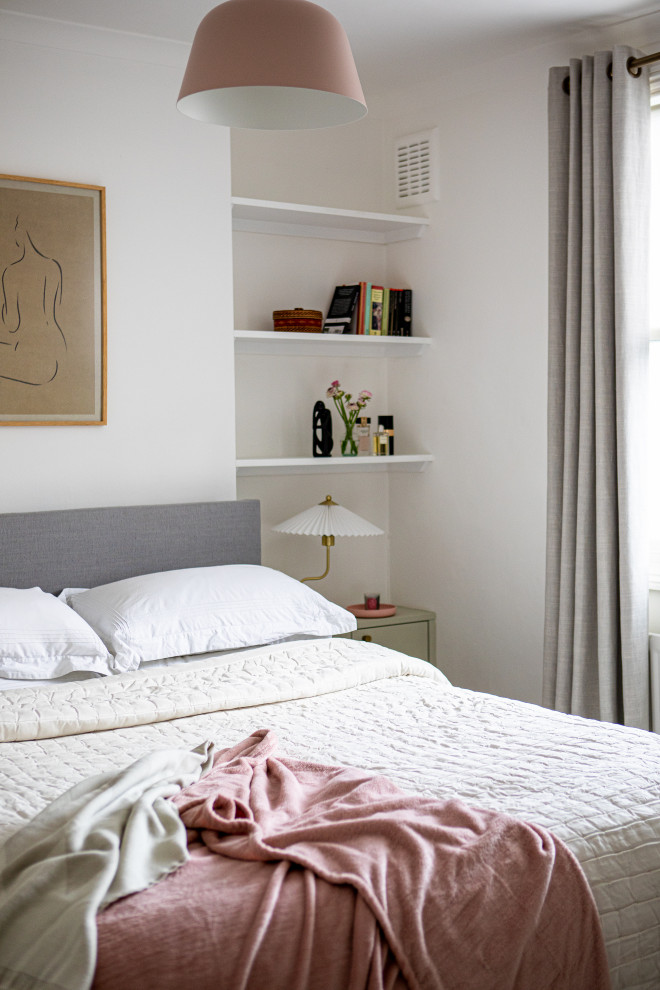 Стильный дизайн: хозяйская спальня среднего размера: освещение в современном стиле с зелеными стенами, ковровым покрытием и белым полом - последний тренд