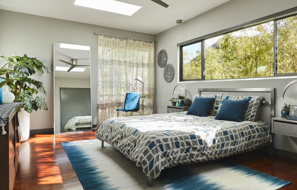 Diseño de habitación de invitados vintage de tamaño medio con paredes grises, suelo de madera en tonos medios y suelo marrón