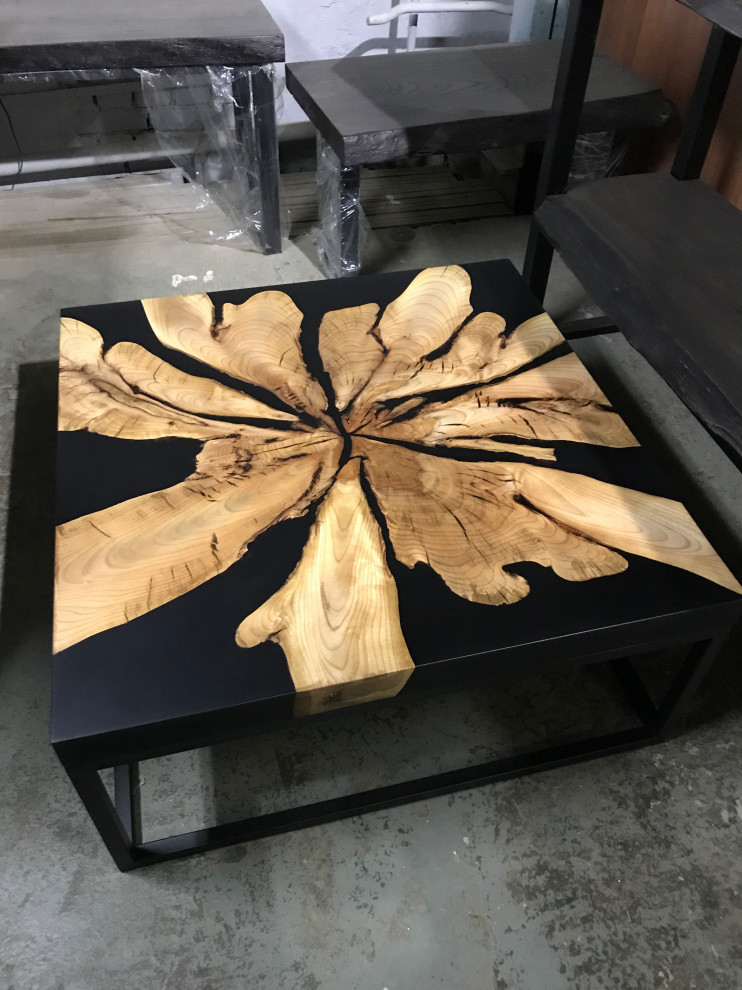 Журнальный стол из ореха