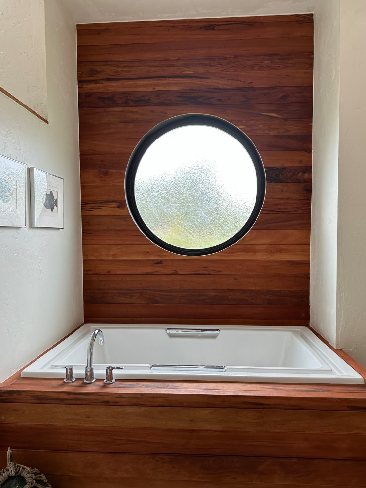 Aménagement d'une grande salle de bain principale scandinave en bois avec une baignoire posée, un mur blanc, un sol en ardoise et un sol vert.