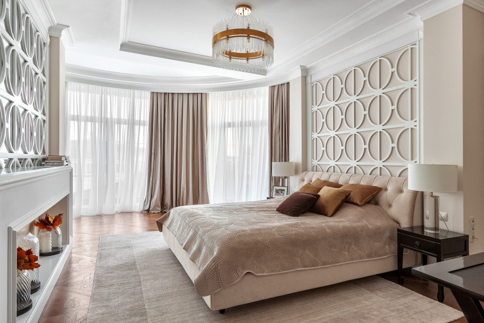 Foto de dormitorio principal actual con paredes beige, suelo de madera en tonos medios, suelo marrón y bandeja