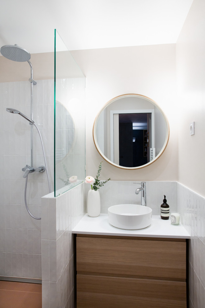 Inspiration för ett litet maritimt vit vitt badrum med dusch, med luckor med infälld panel, skåp i ljust trä, en kantlös dusch, vit kakel, porslinskakel, rosa väggar, klinkergolv i keramik, ett konsol handfat, bänkskiva i akrylsten, orange golv och med dusch som är öppen