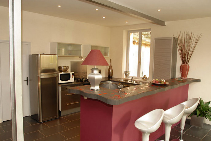 Idées déco pour cuisine américaine in L and inox With un évier 2 bacs, un plan de travail en stratifié, un sol en carrelage de céramique, une crédence marron, un électroménager en acier inoxydable, îlot and un sol marron.