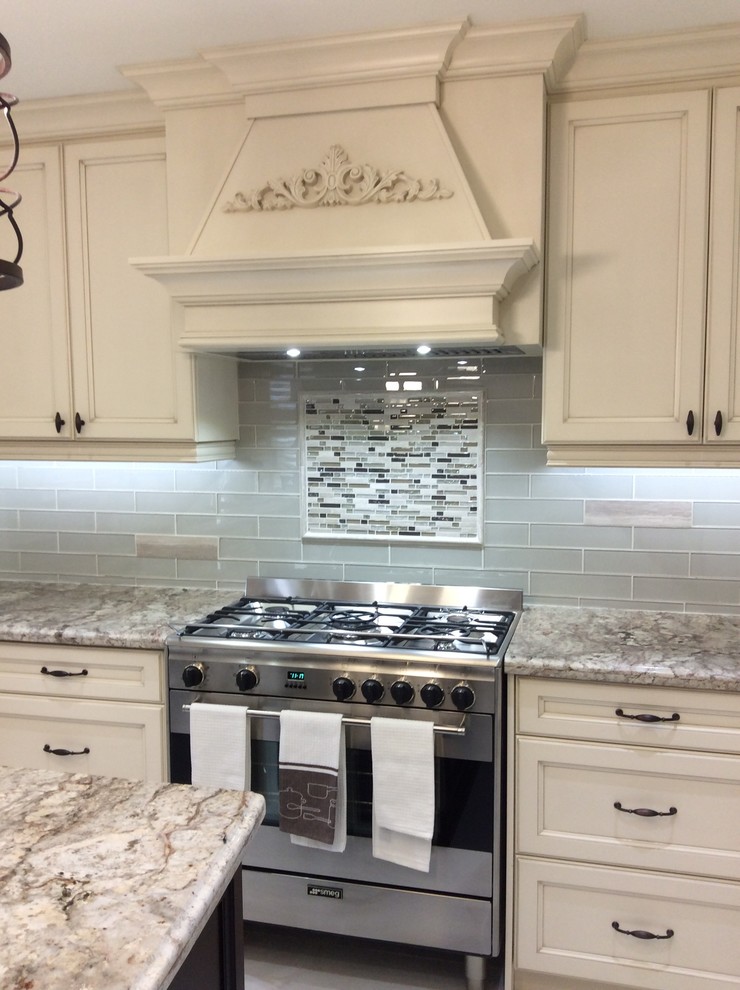 Inspiration for a transitional kitchen remodel in Toronto