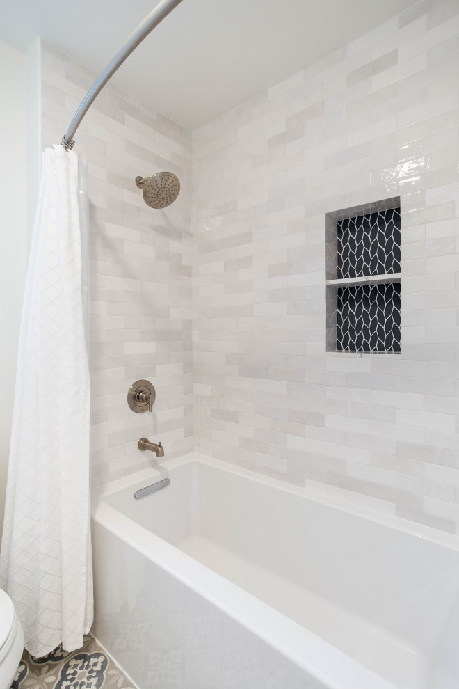 Стильный дизайн: детская ванная комната среднего размера в морском стиле с фасадами в стиле шейкер, белыми фасадами, ванной в нише, душем в нише, раздельным унитазом, серой плиткой, стеклянной плиткой, белыми стенами, полом из керамогранита, врезной раковиной, столешницей из искусственного кварца, разноцветным полом, шторкой для ванной, белой столешницей, нишей, тумбой под две раковины и встроенной тумбой - последний тренд