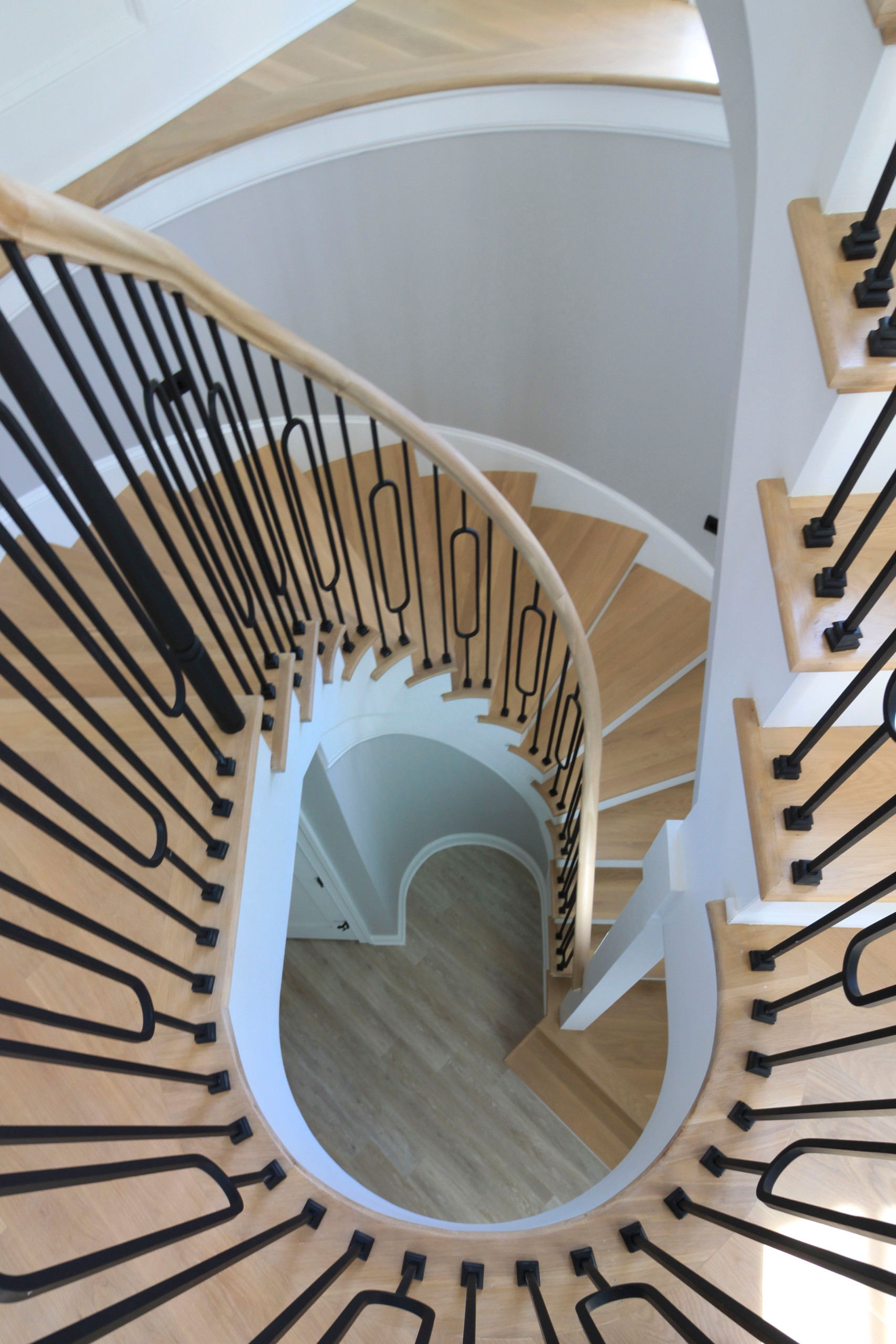 95_Remarkable and elegant floating elliptical staircase, McLean, VA 22101