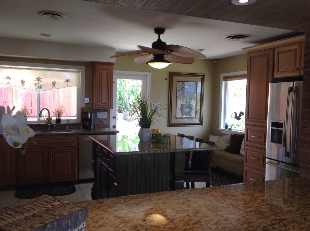 Example of a transitional home design design in Toronto