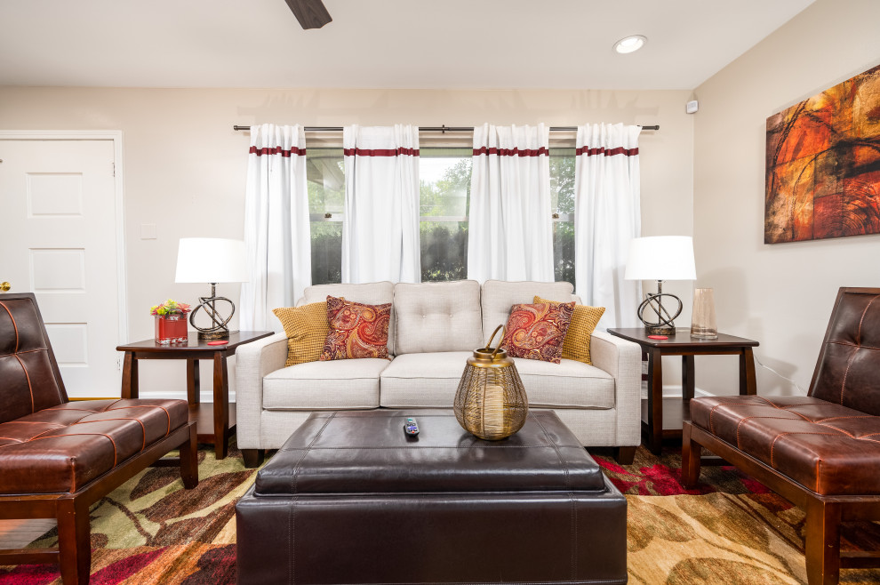 Esempio di un soggiorno classico di medie dimensioni e chiuso con pareti beige, pavimento in vinile e pavimento marrone