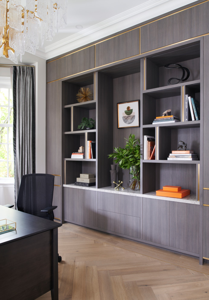 Idée de décoration pour un grand bureau design en bois avec une bibliothèque ou un coin lecture, un mur blanc, parquet clair, un bureau indépendant et un sol marron.