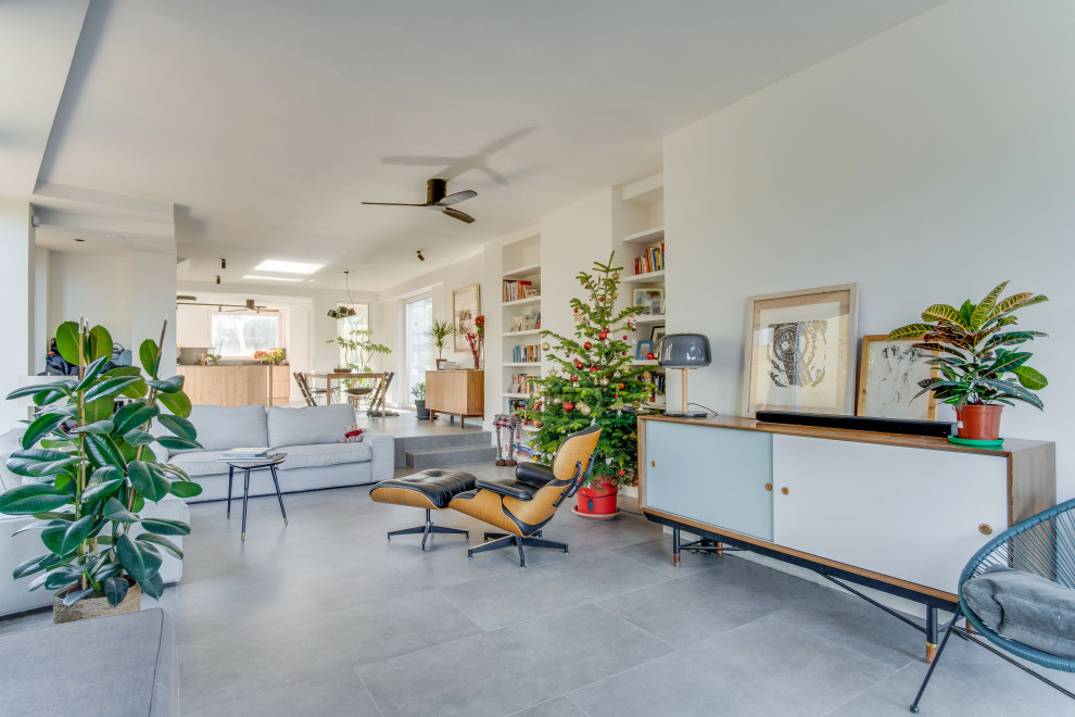 Ispirazione per un soggiorno minimal con pareti bianche, pavimento in gres porcellanato e pavimento grigio