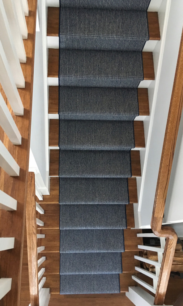 Foto de escalera recta moderna de tamaño medio con escalones de madera, contrahuellas de madera pintada, barandilla de madera y madera