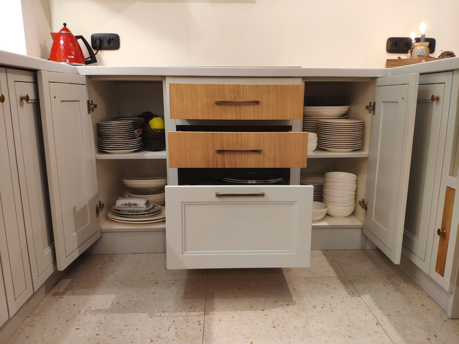 Современные системы хранения на кухне.