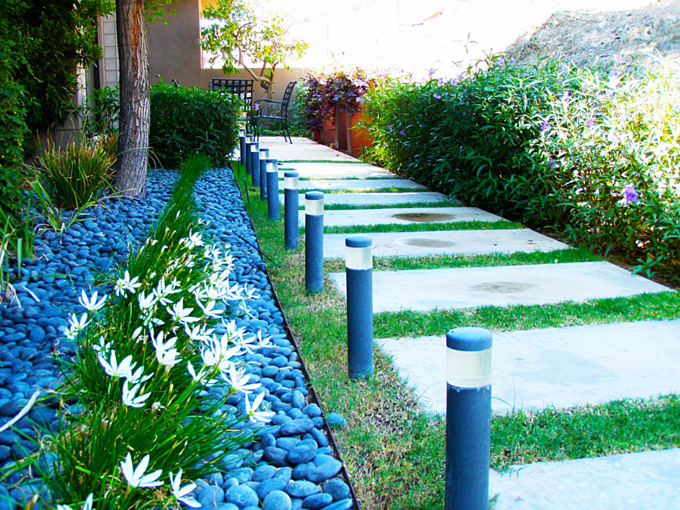 Small contemporary backyard partial sun garden in Phoenix with a garden path and concrete pavers.
