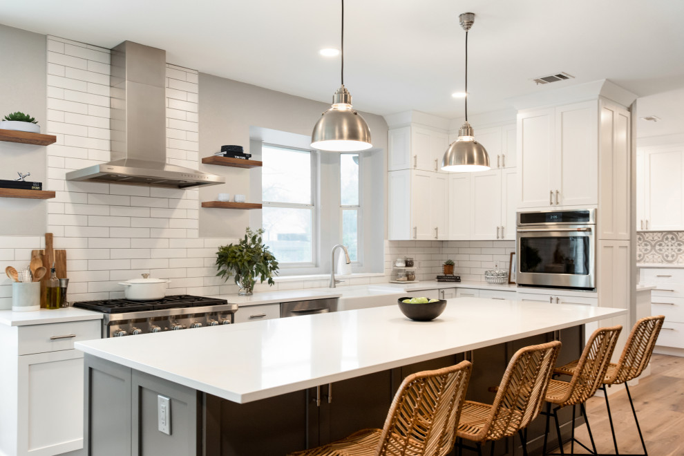 Kitchen - contemporary kitchen idea in Austin