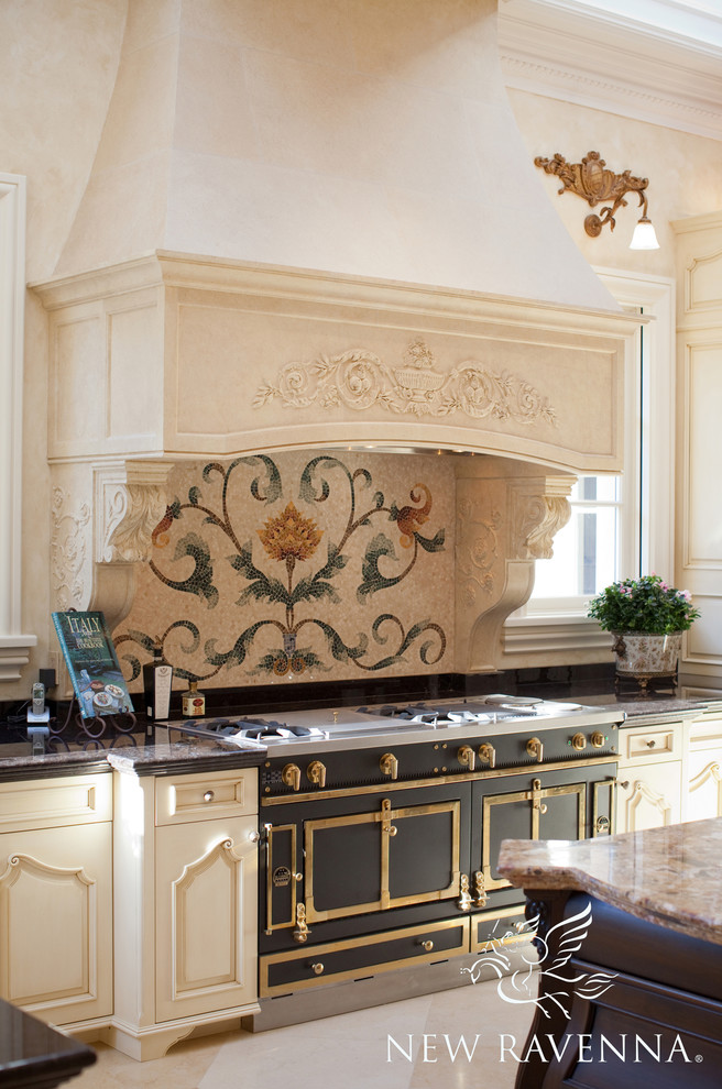Exemple d'une cuisine chic avec des portes de placard beiges, un plan de travail en granite, une crédence multicolore, une crédence en mosaïque, un électroménager noir et îlot.