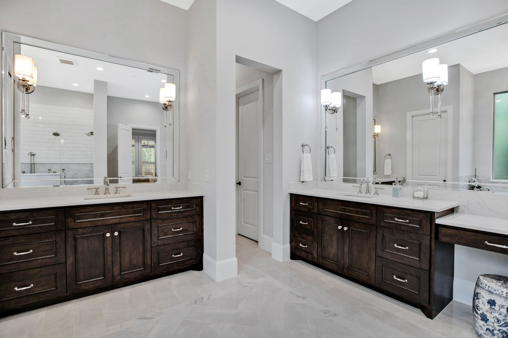 Imagen de cuarto de baño principal, doble y a medida grande con armarios con paneles empotrados, puertas de armario marrones, lavabo bajoencimera, suelo gris y encimeras blancas