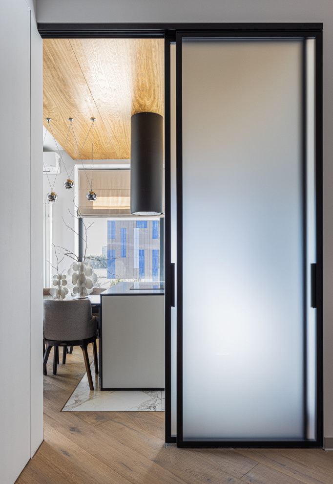 Вид из прихожей на кухню