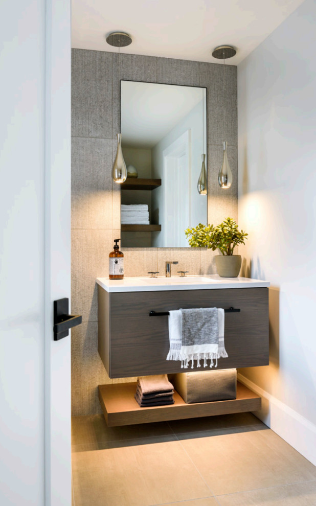 Пример оригинального дизайна: маленькая серо-белая ванная комната в современном стиле с плоскими фасадами, коричневыми фасадами, душем в нише, раздельным унитазом, серой плиткой, керамогранитной плиткой, белыми стенами, полом из керамогранита, душевой кабиной, монолитной раковиной, столешницей из кварцита, серым полом, душем с распашными дверями, белой столешницей, акцентной стеной, тумбой под одну раковину и подвесной тумбой для на участке и в саду