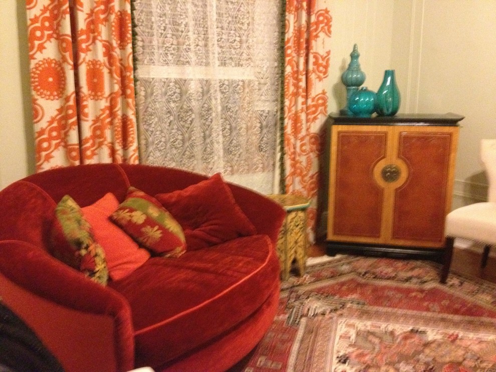 Exempel på ett litet klassiskt separat vardagsrum, med ett finrum, beige väggar, mellanmörkt trägolv och en dold TV
