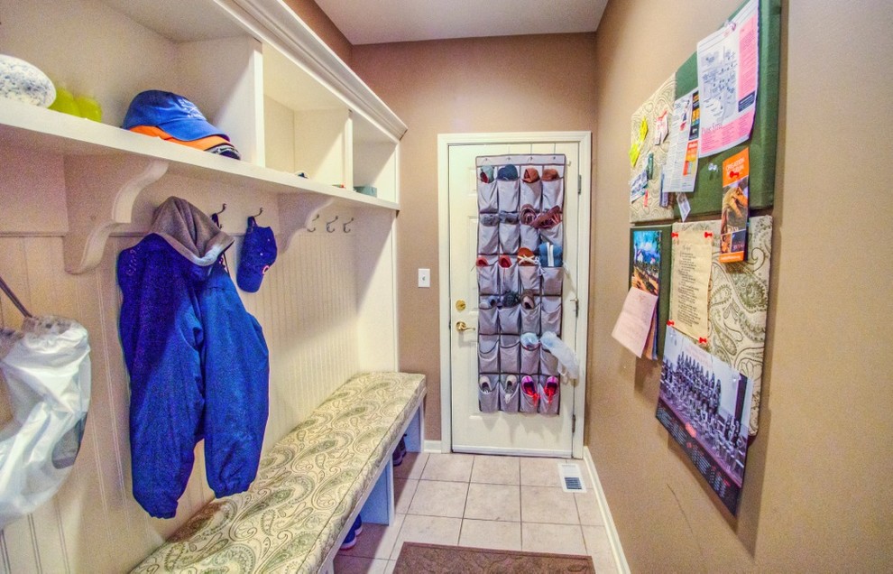 Inspiration for a transitional mudroom remodel in Chicago
