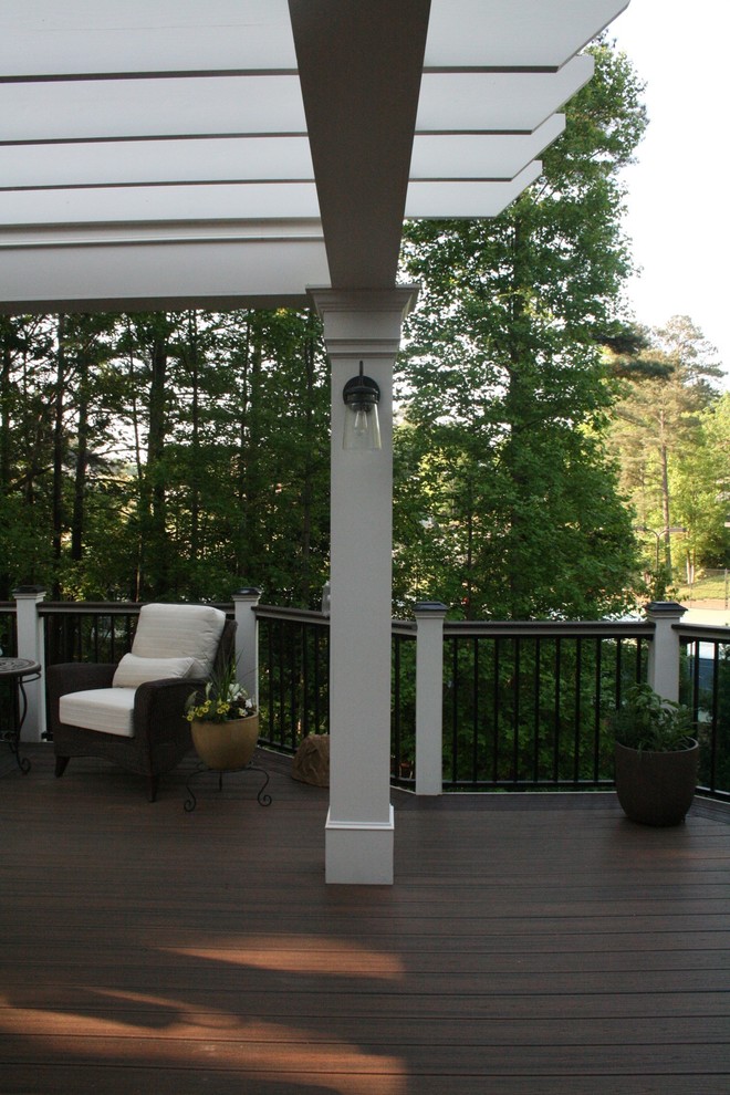 Design ideas for an expansive traditional backyard deck in Atlanta.