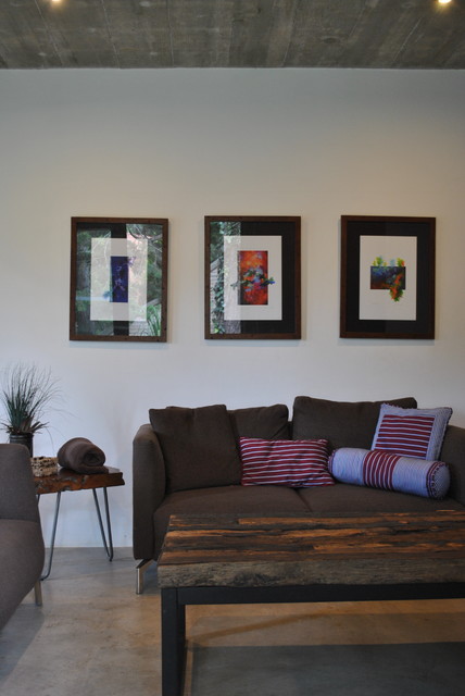 espacio entre arboles modern-wohnzimmer