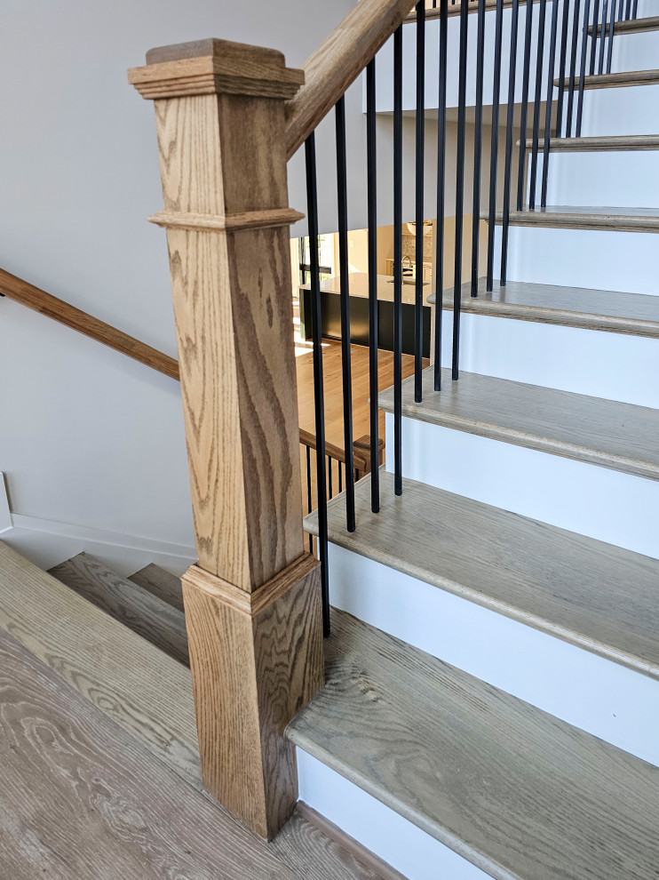 Diseño de escalera en U moderna pequeña con escalones de madera, contrahuellas de madera y barandilla de varios materiales