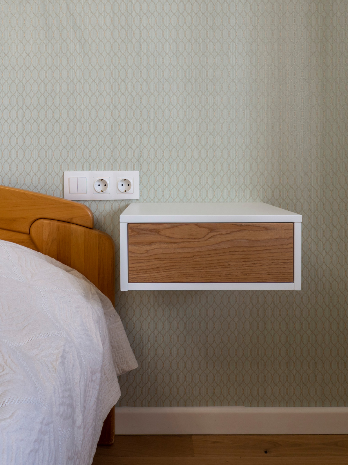 Меблировка спальни и кабинета в светло-мятном цвете