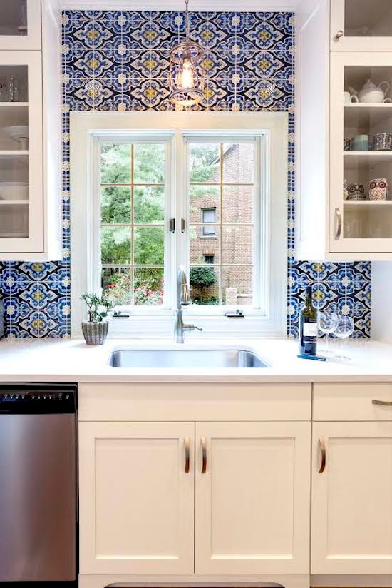 Design ideas for a mid-sized mediterranean u-shaped eat-in kitchen in Charlotte with an undermount sink, shaker cabinets, white cabinets, quartzite benchtops, blue splashback, stainless steel appliances, light hardwood floors and with island.