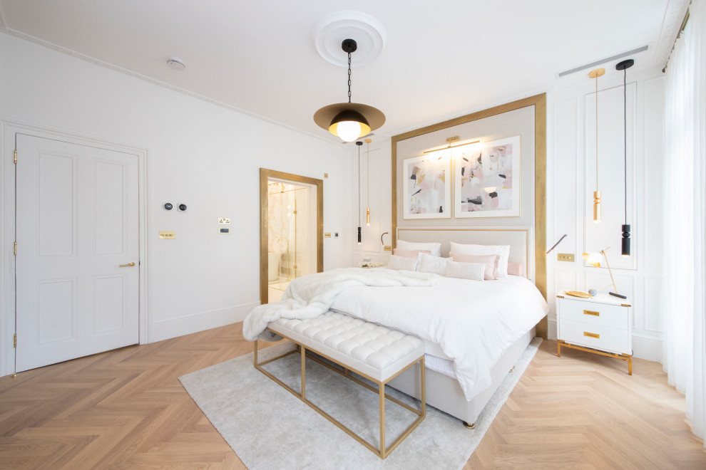 Идея дизайна: большая хозяйская, серо-белая спальня: освещение в стиле неоклассика (современная классика) с белыми стенами, паркетным полом среднего тона и коричневым полом без камина