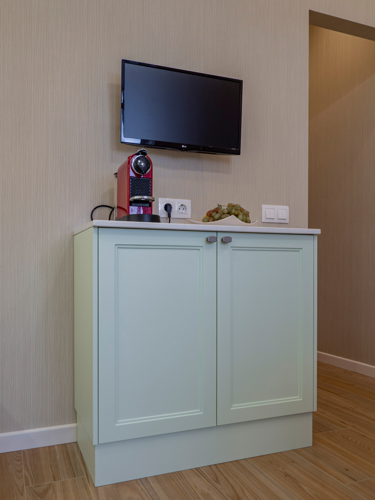 Нежная светло-мятная кухня в стиле неоклассика